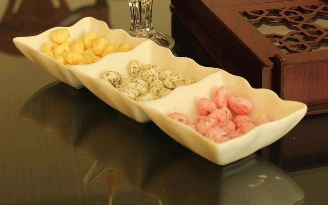 Una barra de chocolate artesanal con cobertura de cacao y almendras