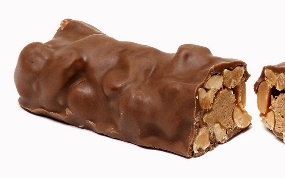 Una copa de chocolates variados con decoración de cacao en polvo